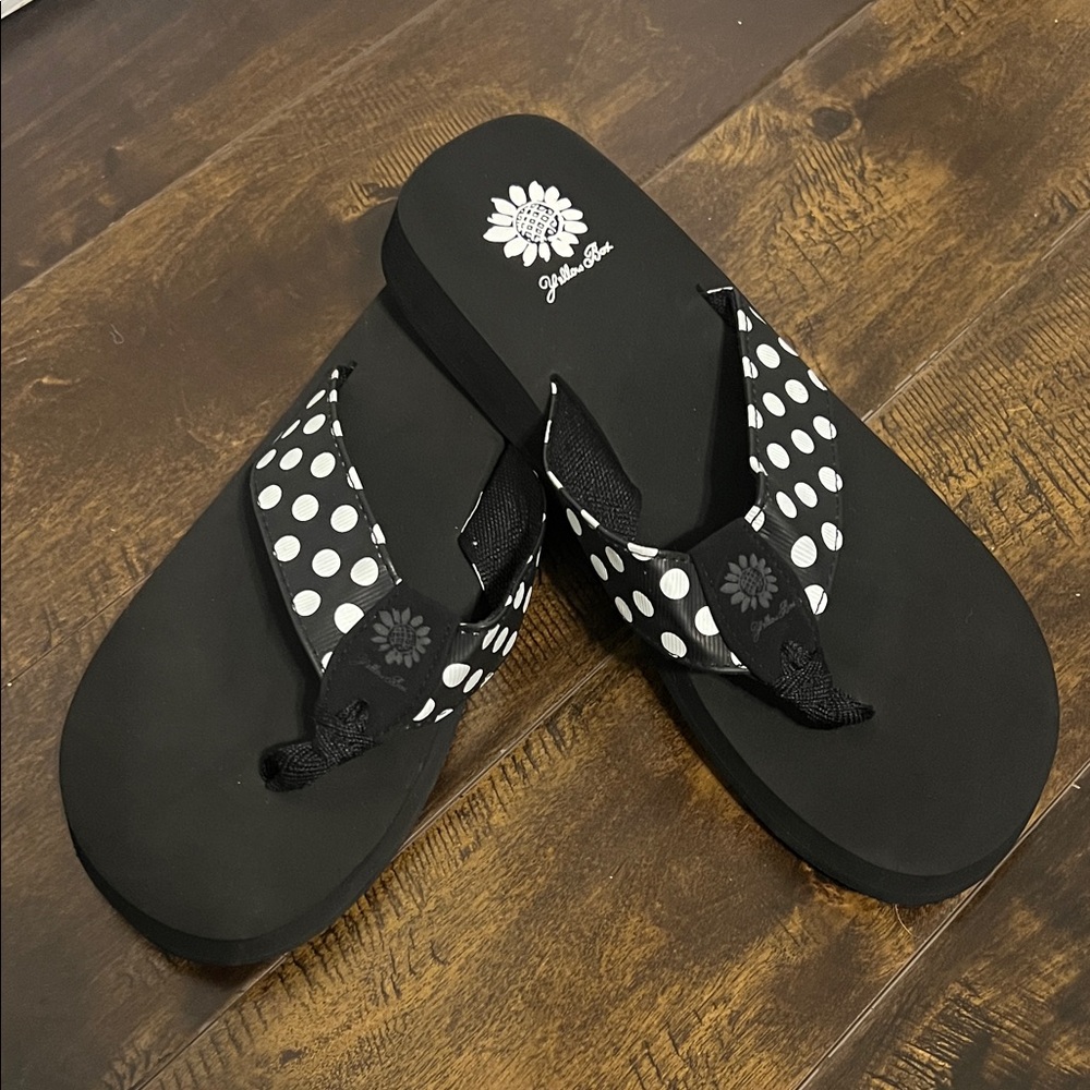 NWOB Yellow Box Black and White Polka Dot Sandals Size 10